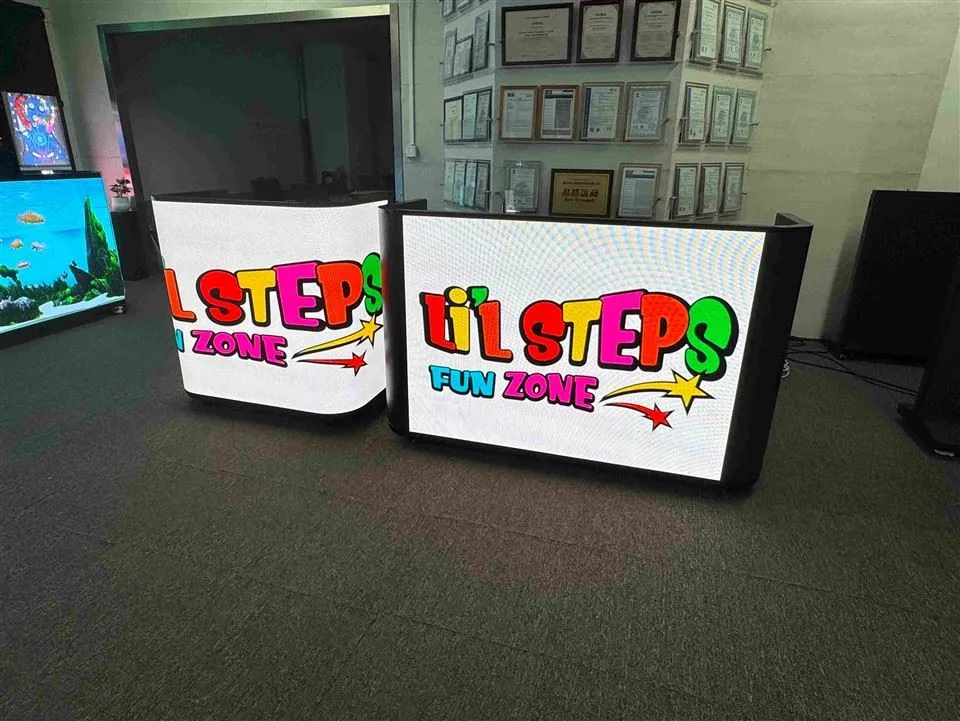 एलईडी वीडियो वॉल डिस्प्ले स्क्रीन के साथ पोर्टेबल डीजे बूथ